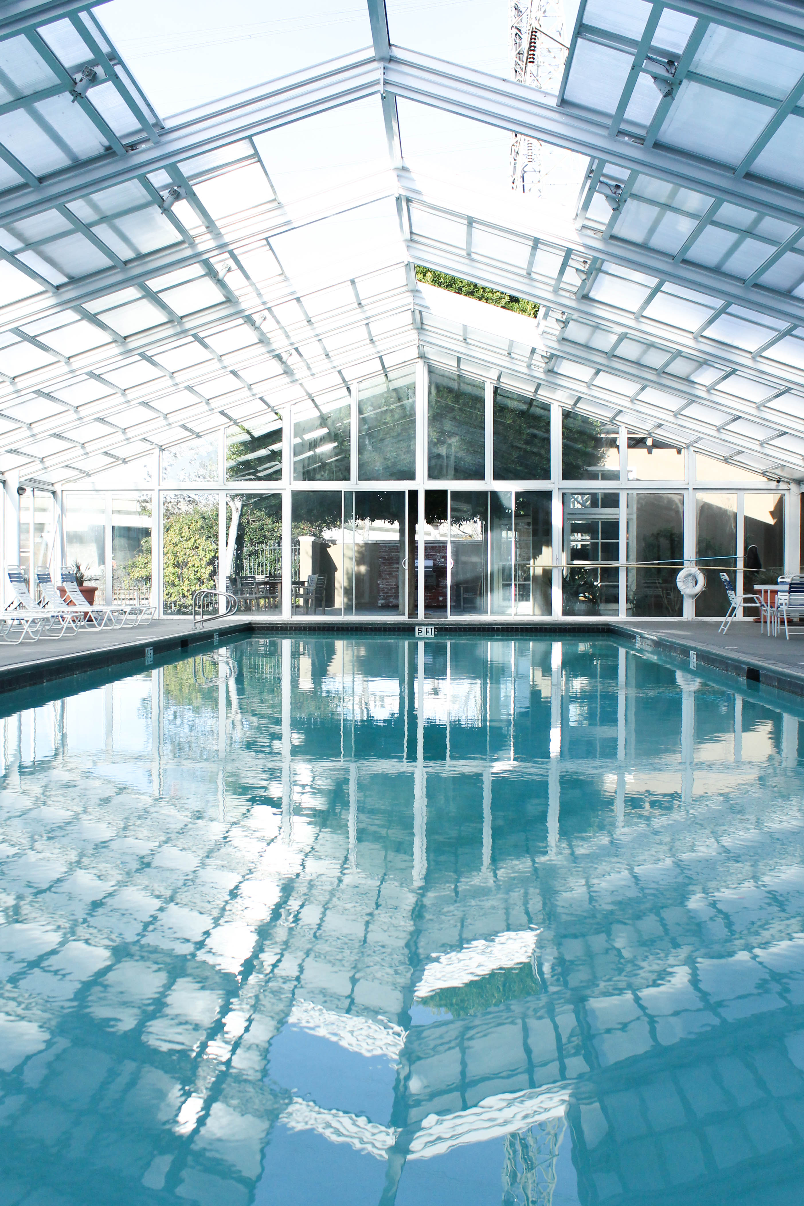 Pool beim Fitnessstudio mit Glasdach